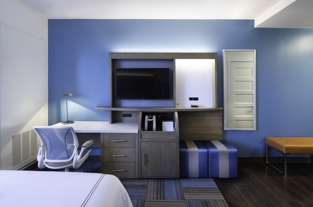 Standard Room, 1 King Bed, Lake View - Photo 2