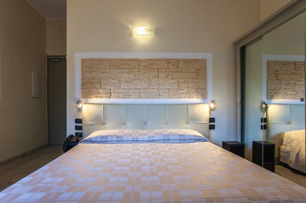 Deluxe Double Room, Hill View - Photo 4