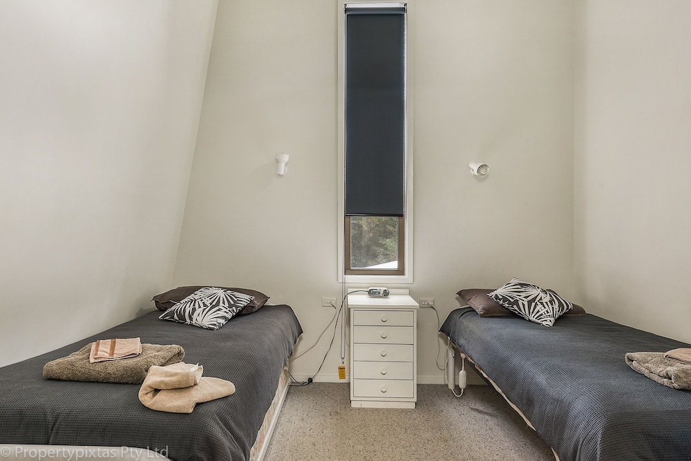 Two Bedroom House (1 Queen Bed and 2 Single Beds) photo 2