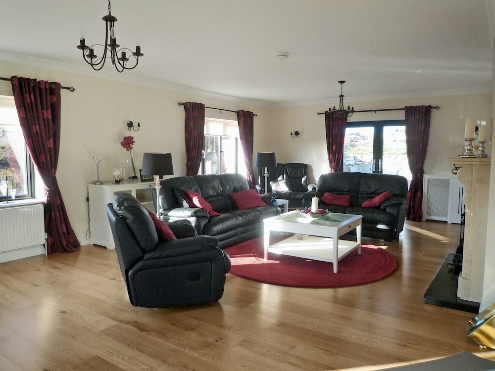 House, 4 Bedrooms, 2 Bathrooms, Sea Facing