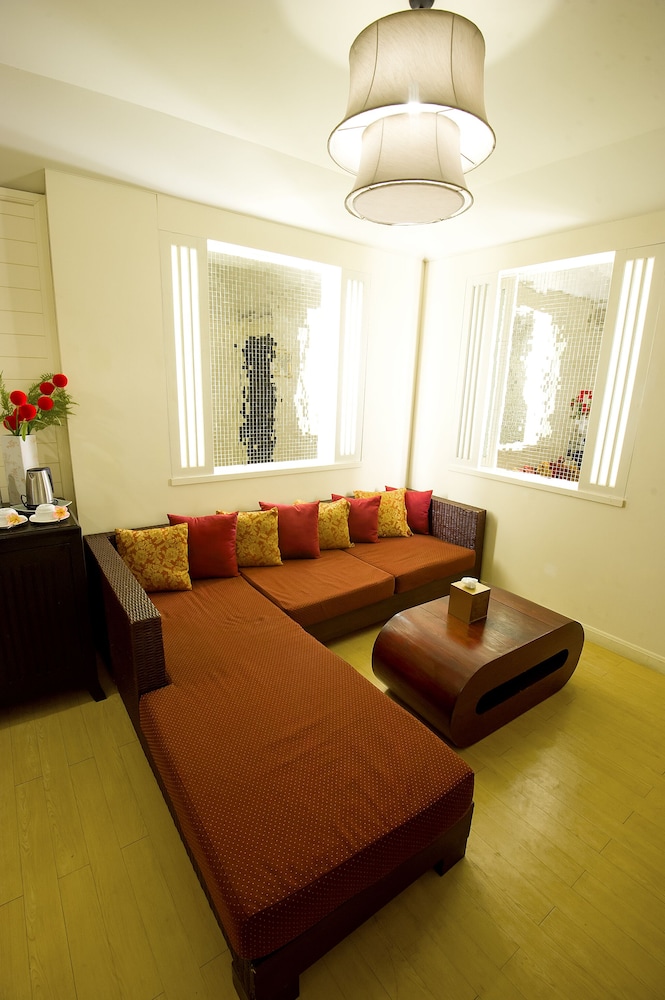 One Bedroom Suite - Photo 2