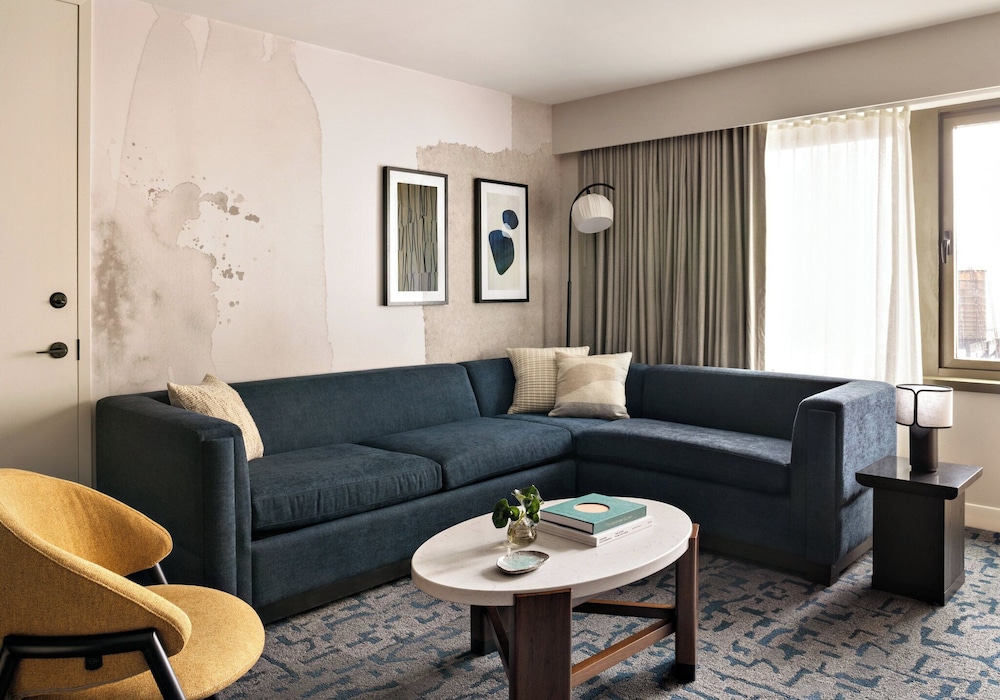 Premium Room, 2 Queen Beds (High Floor) thumbnail 6