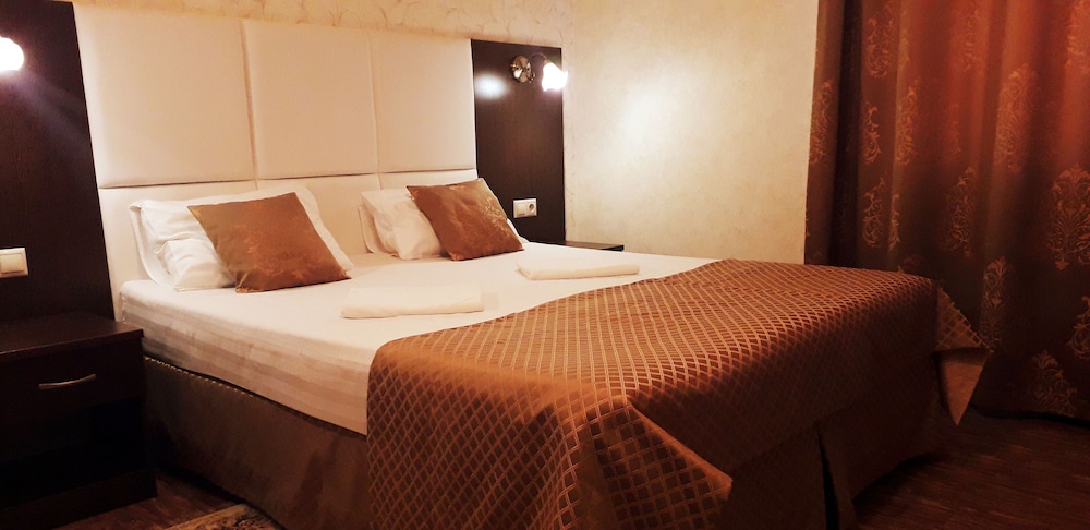 Superior Quadruple Room, 1 King Bed with Sofa bed, Non Smoking, Partial Sea View