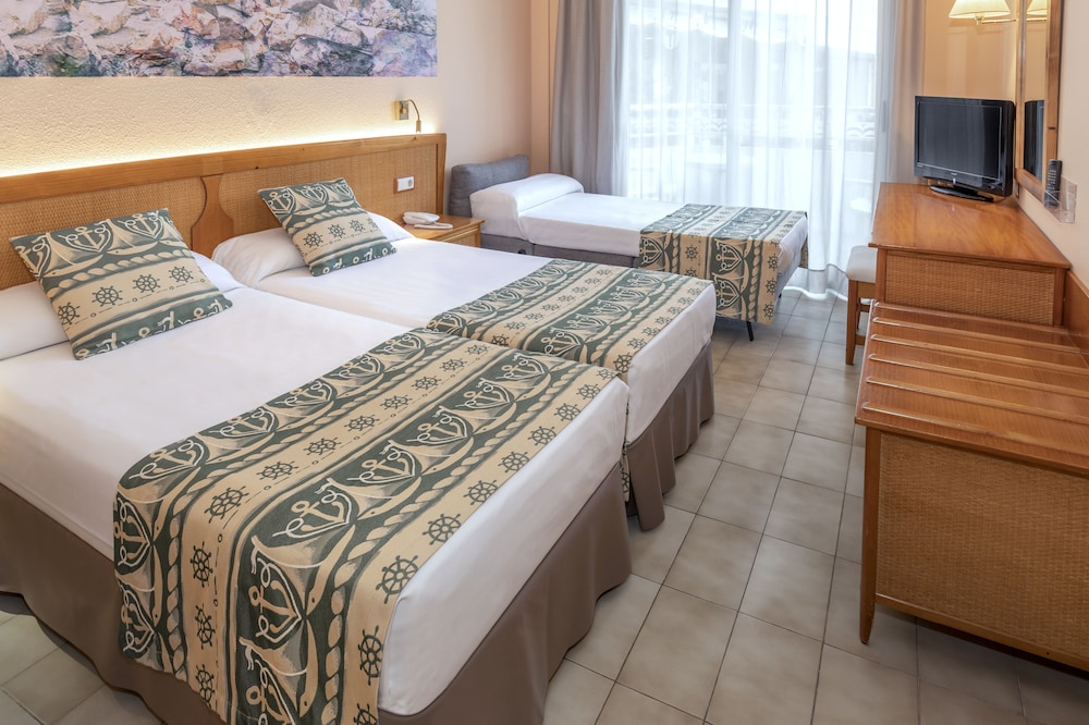 Habitación Doble o con Dos Camas Estándar, con Vista a la Piscina (2 adultos + 1 niño)