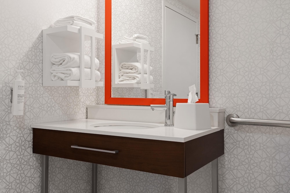 Room, 1 Queen Bed, Accessible, Non Smoking (Hearing. Bathtub) - Photo 4