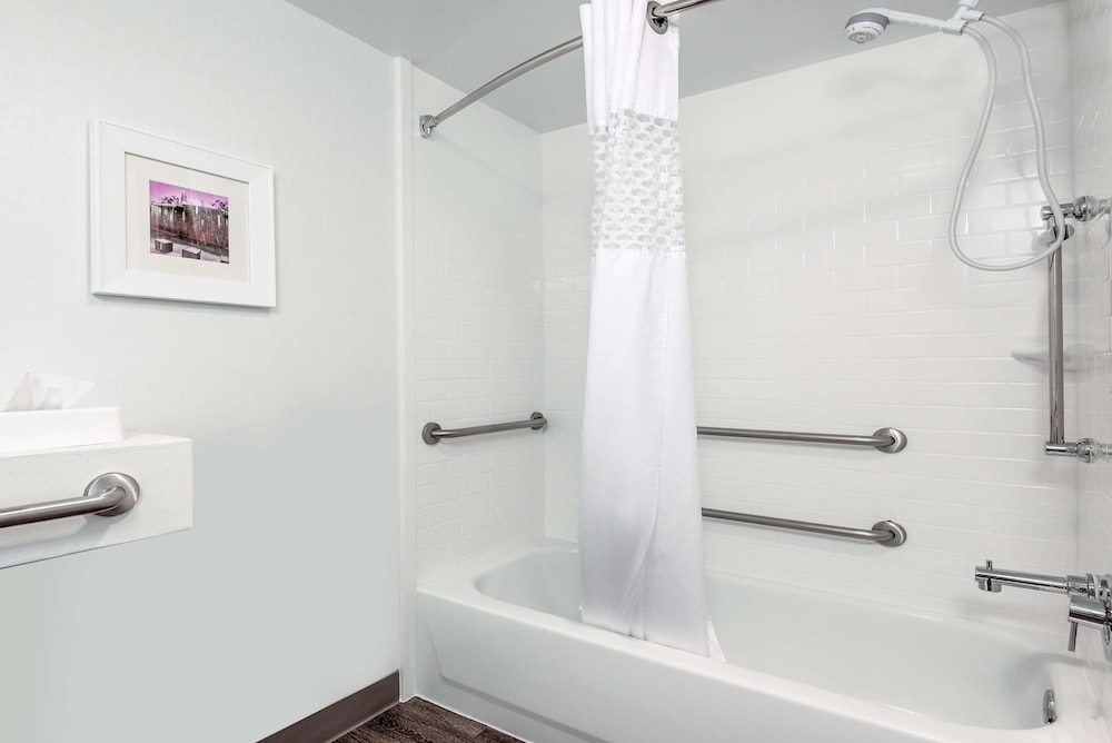 Room, 1 King Bed, Accessible, Non Smoking (Peloton Bike) - Photo 4