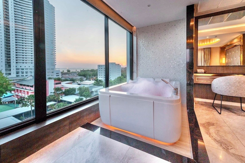 Grand Royal Suite with Jacuzzi - Photo 4