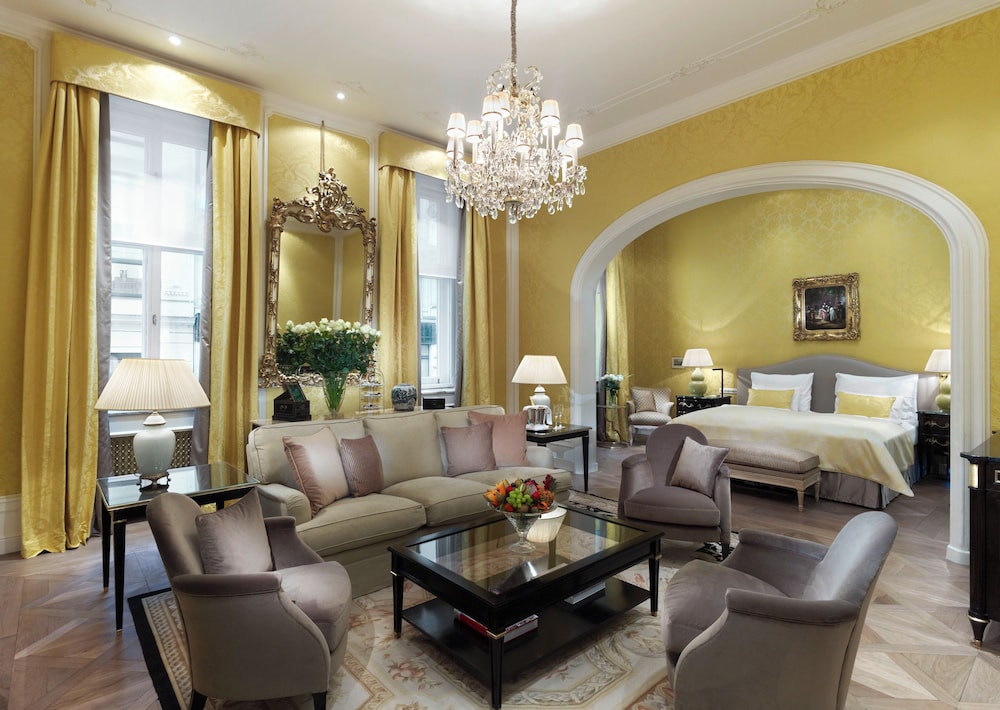 Signature Suite - Photo 7
