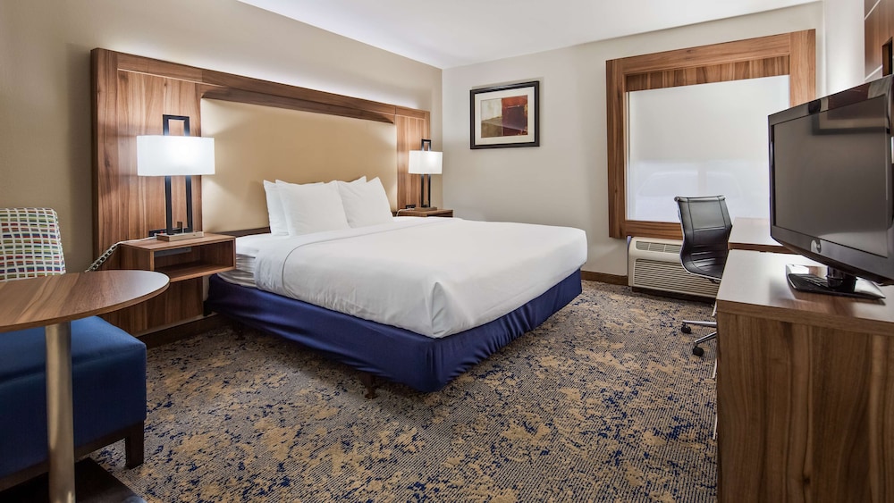 Business Room, 1 King Bed, Non Smoking, Refrigerator & Microwave (With Sofabed) - Photo 4