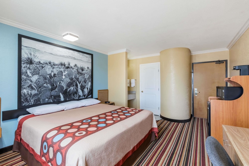 Room, 1 King Bed, Non Smoking - Photo 1