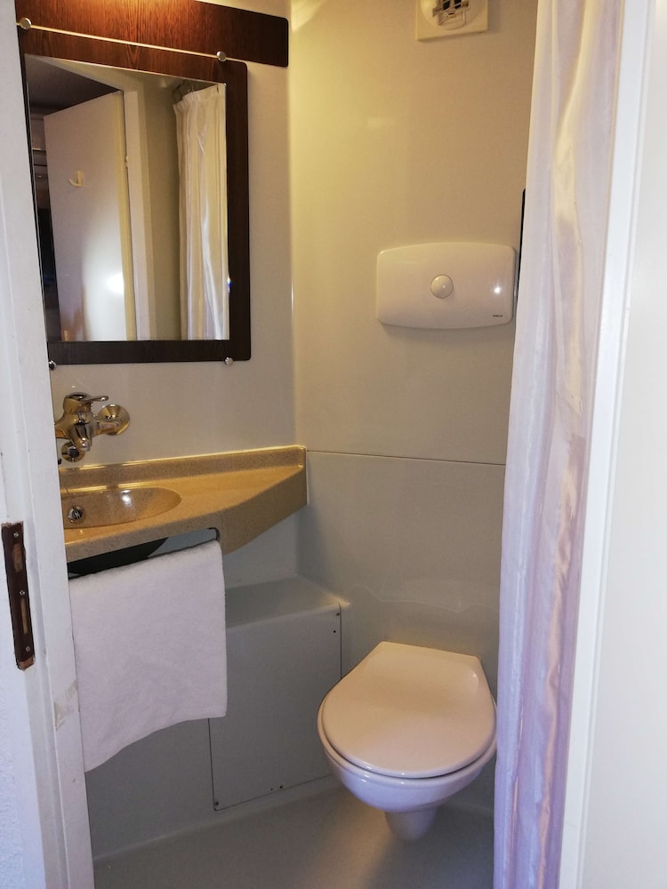 Standard Room, Multiple Beds (1 Double and 1 Single bed) - Photo 6