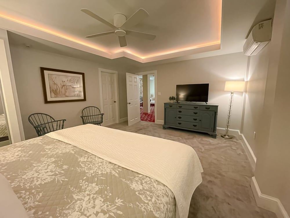 Deluxe Room, 1 King Bed, Private Bathroom