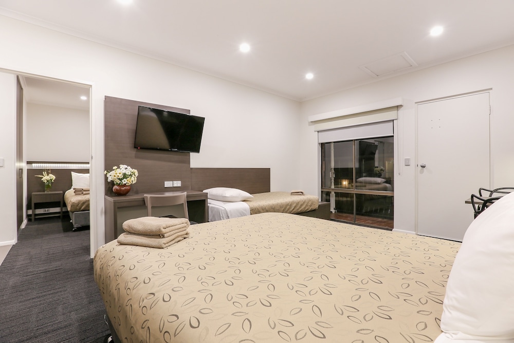 Deluxe Room (Queen & Single) photo 2