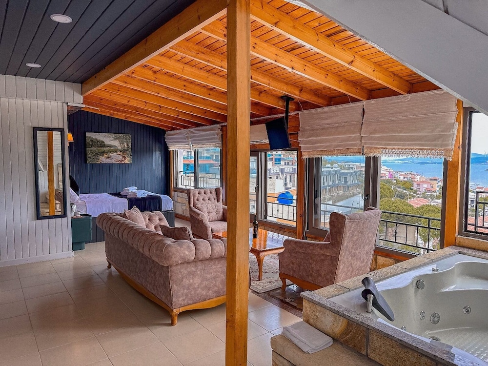 Deluxe Room, Hot Tub, Sea View photo 2