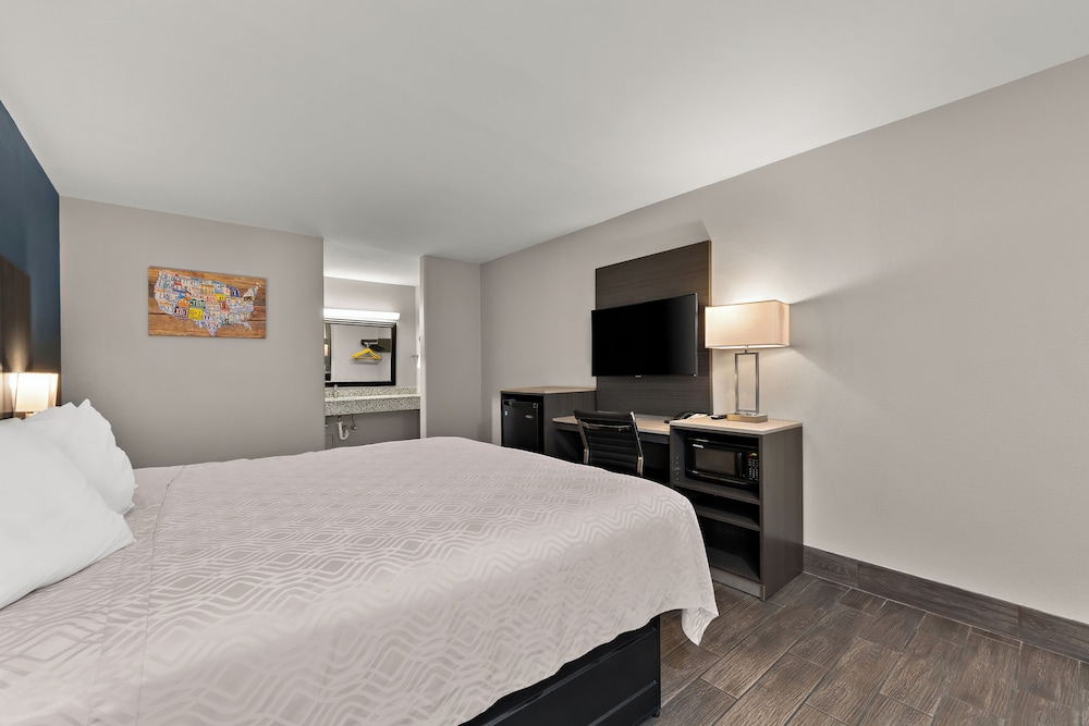 Standard Room, 1 King Bed, Non Smoking - Photo 2