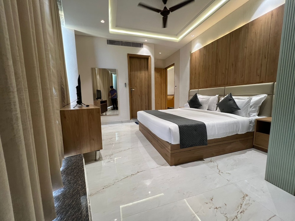 Luxury Suite, City View