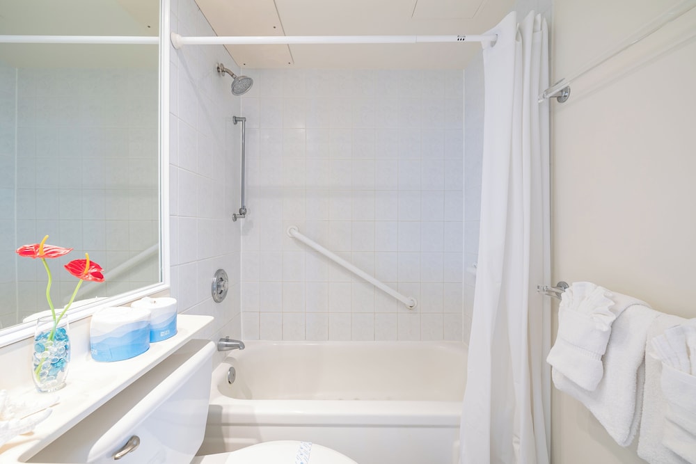 Diamond Head and Ocean views with King Bed and Parking: Romantic Suite, 1 Bedroom, Balcony, Ocean View (0108) photo