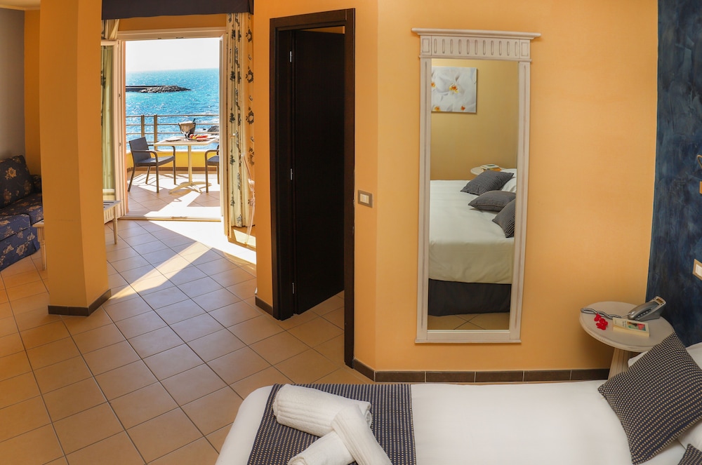 Junior Suite, Jetted Tub, Sea View - Photo 6
