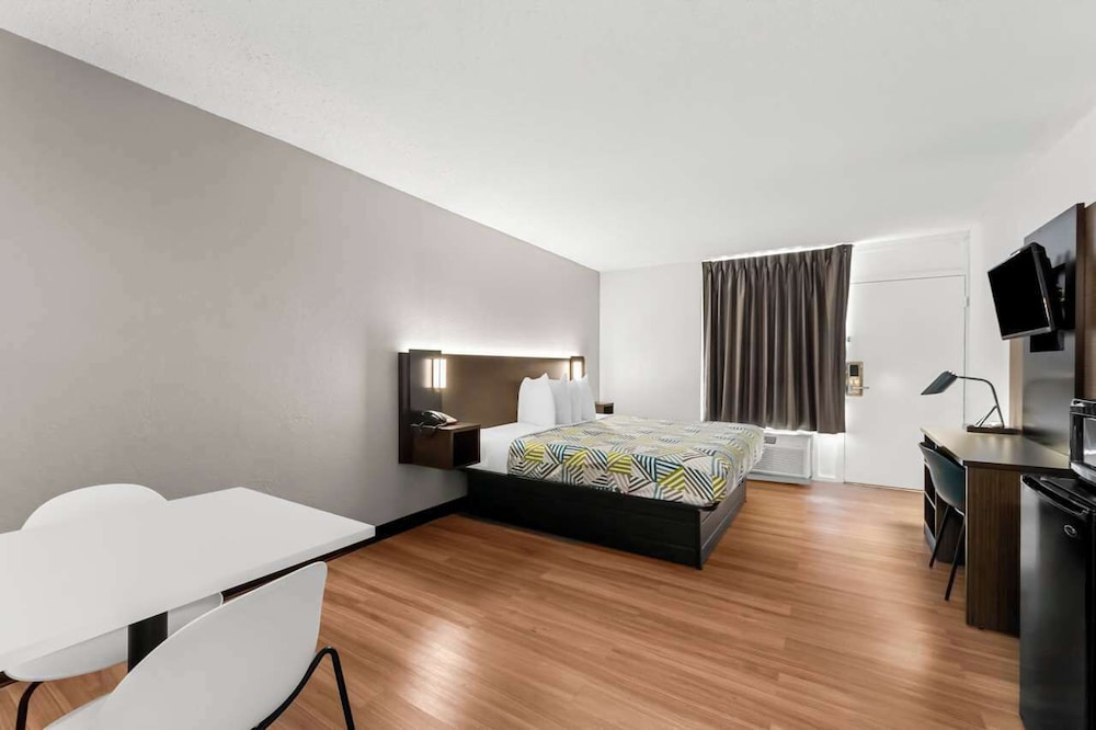 Deluxe Room, 1 King Bed, Non Smoking, Refrigerator & Microwave photo 1