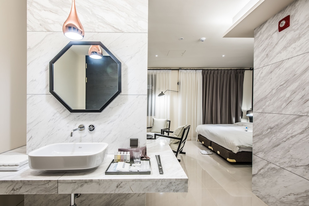SUITE photo 2