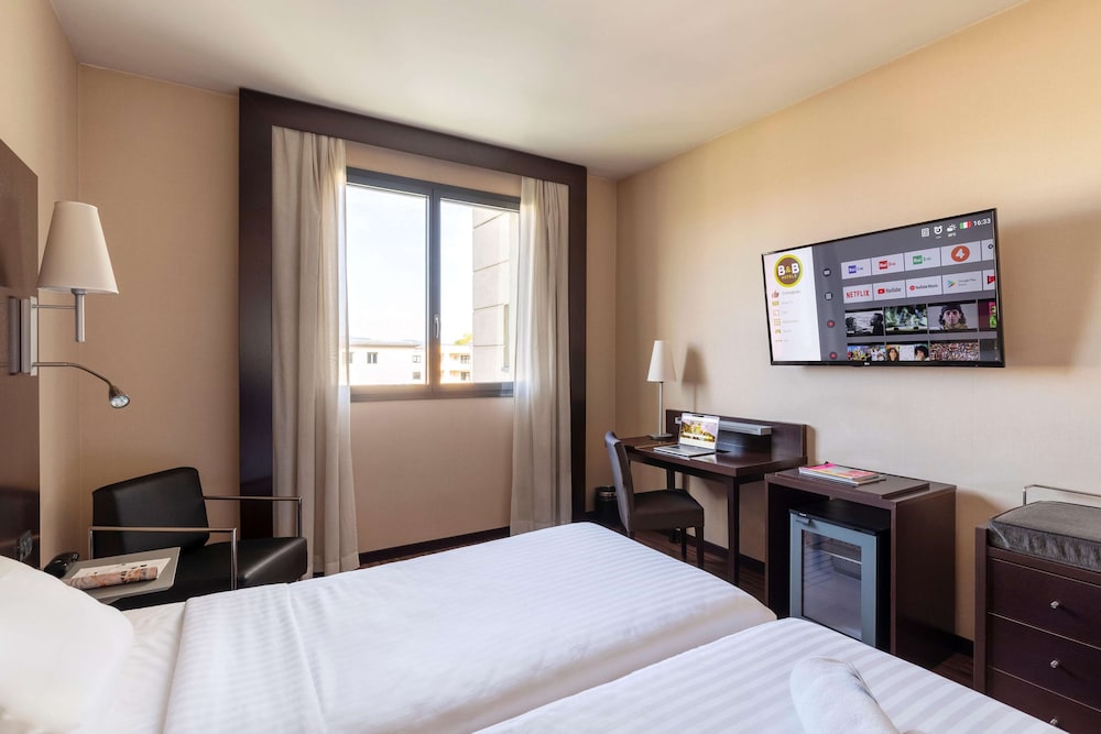 Standard Double Room, Non Smoking - Photo 6