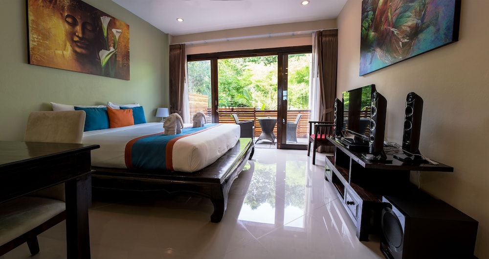 Deluxe Room with Balcony - Photo 2