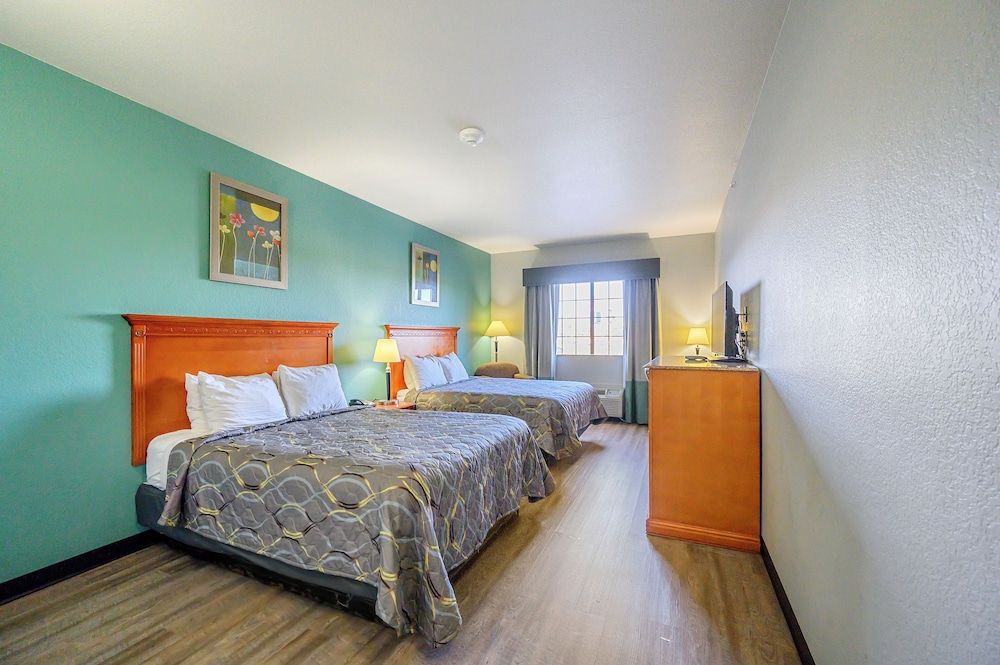 Standard Room, 2 Queen Beds, Smoking photo 2