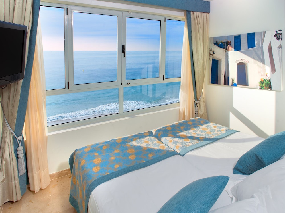 Superior Room, Sea View (2 Adults + 2 Children) photo 2