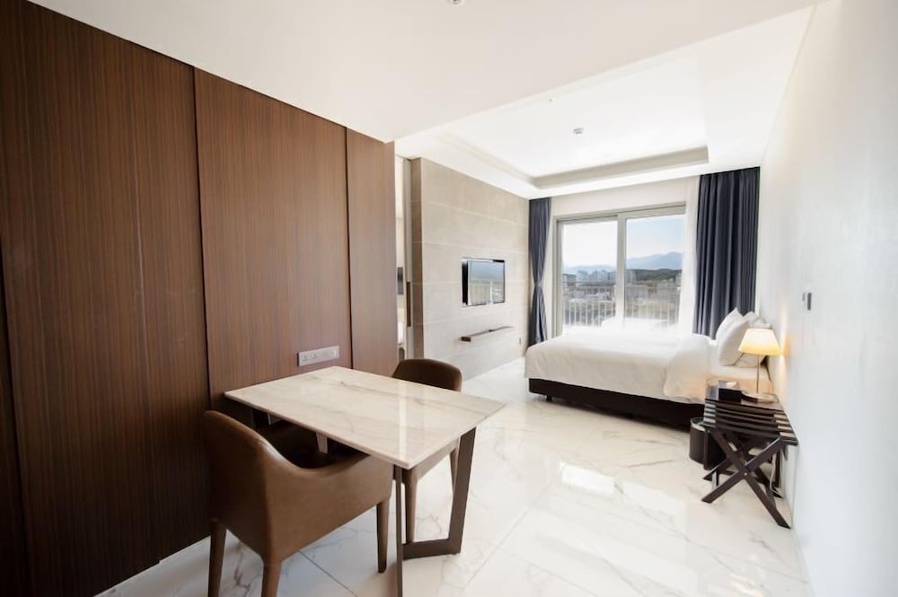 Junior Suite, Partial Ocean View (Executive Lounge for 4 people) photo 3