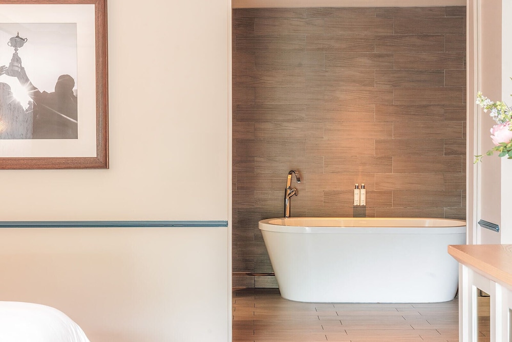 Signature Suite - Photo 2