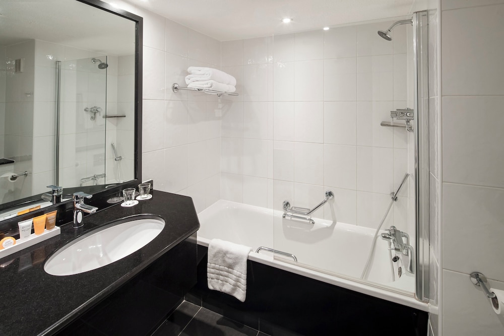 Premium Room, 1 King Bed, Club Lounge Access (Super King, Stratford View, Bath) - Photo 6