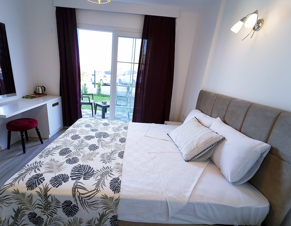 Deluxe Room, 1 King Bed, Non Smoking, Garden View