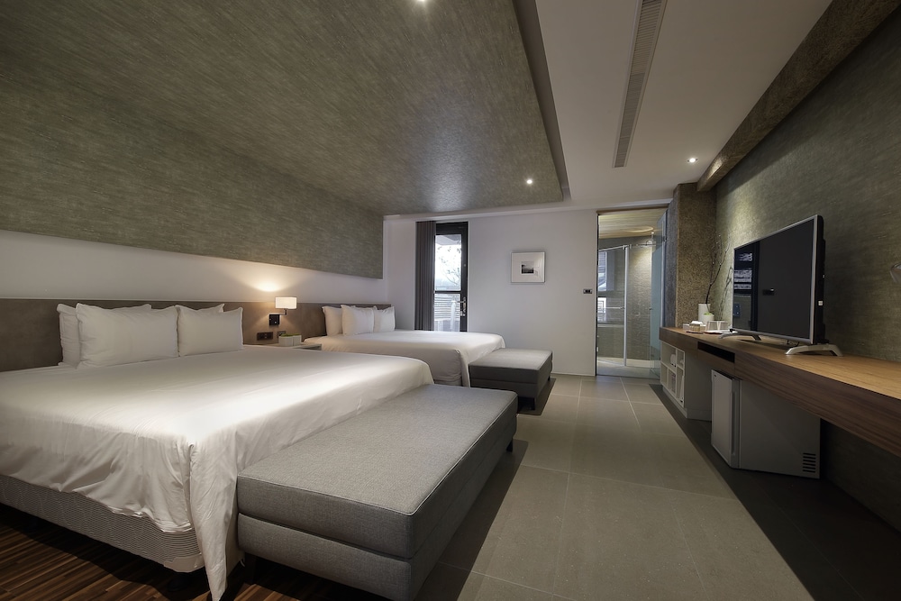Family Quadruple Room, 2 Queen Beds, Bathtub photo 3