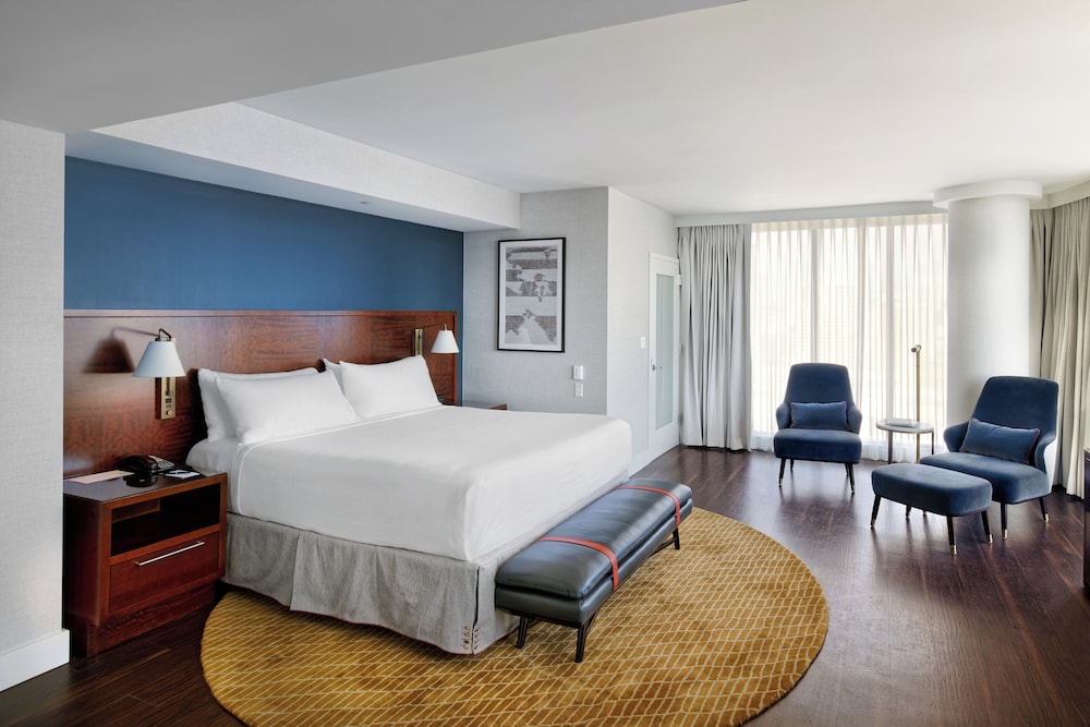 Premium Room, 1 King Bed, Accessible Bathtub (Mobility) - Photo 1