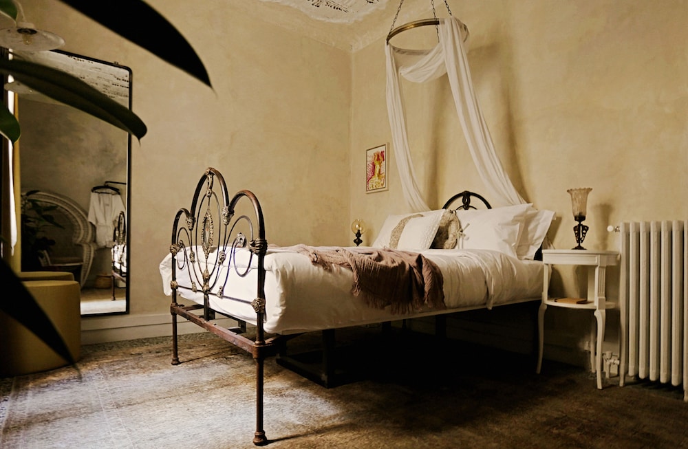 Suite (Attic Antique) photo 3