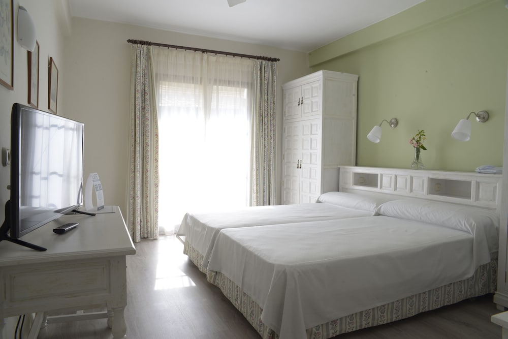 Standard Double or Twin Room - Photo 3