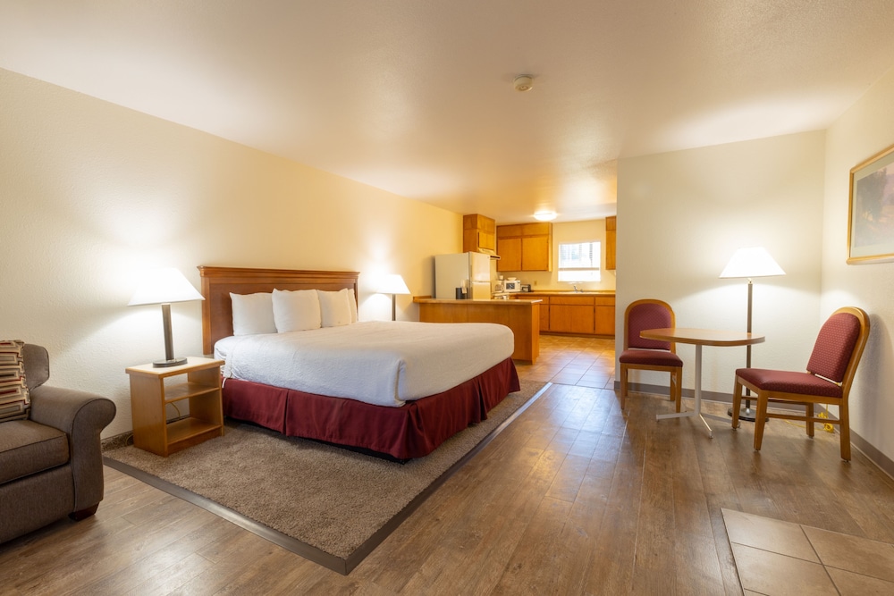 Suite, 1 King Bed, Kitchen photo 1