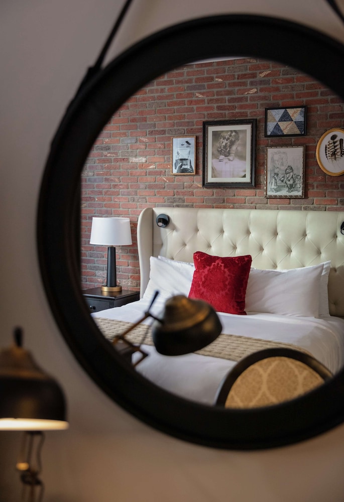 Studio Suite, 1 King Bed, Accessible (Roll-In Shower)