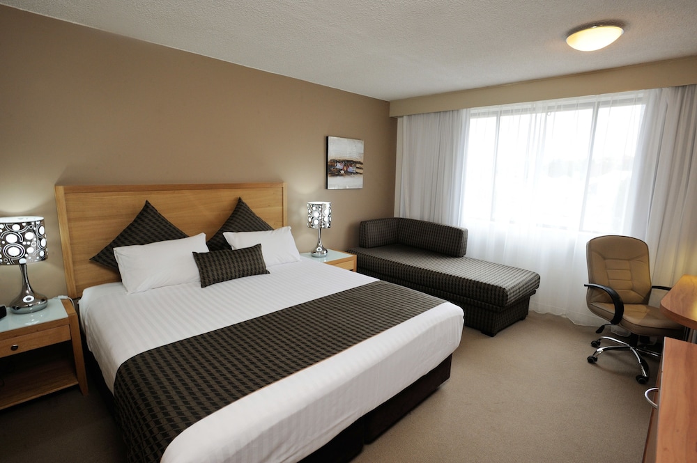 Deluxe Room, 1 King Bed, Non Smoking, Bathtub - Photo 2