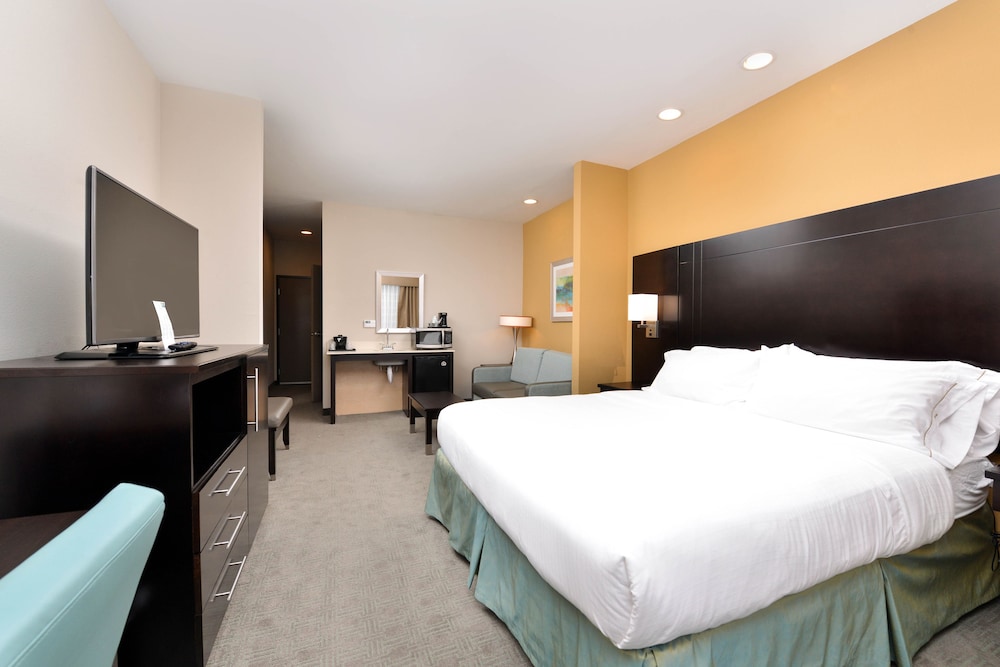 Suite - Hearing Accessible - Non-Smoking