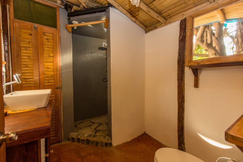 Room, Shared Bathroom photo 3