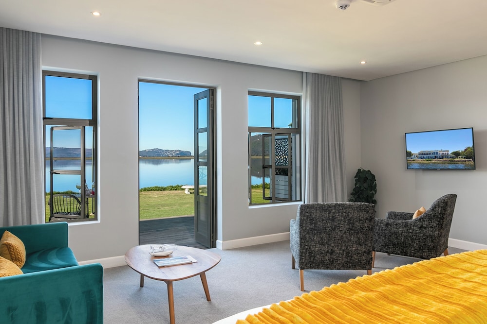 Superior Suite - Lake Facing - 6 photo 2