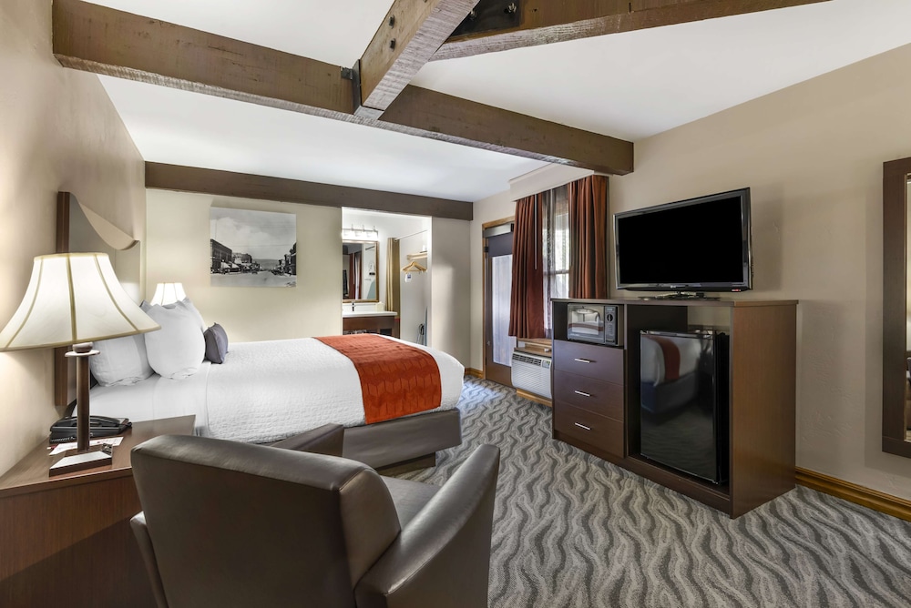 Standard Room, 1 King Bed, Non Smoking, Refrigerator & Microwave - Photo 2