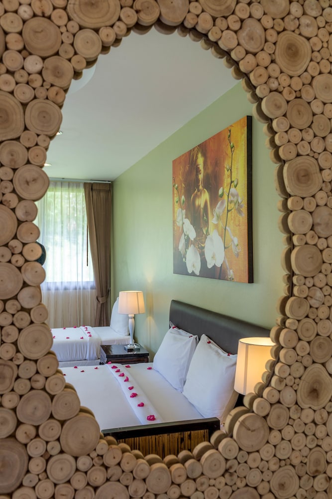 Deluxe Room with Balcony - Photo 3