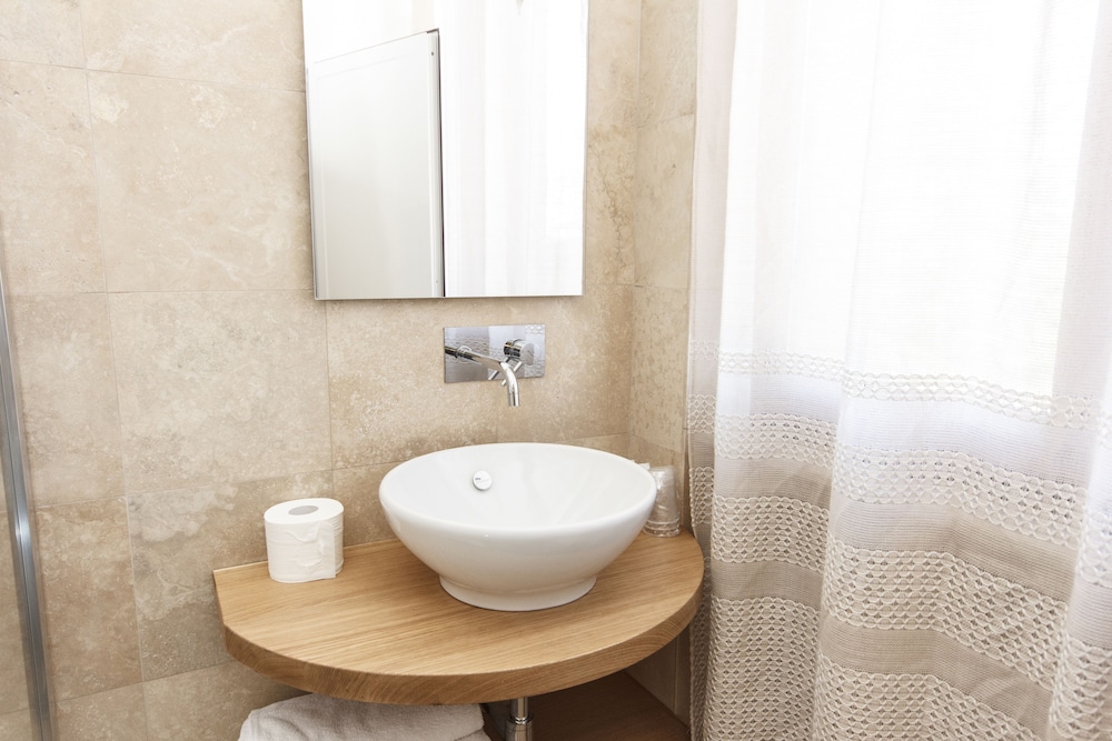 Superior Triple Room, Non Smoking, Ensuite - Photo 9