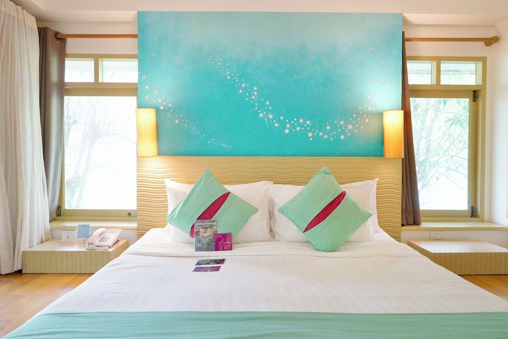 Deluxe Room, 1 King Bed - Photo 2