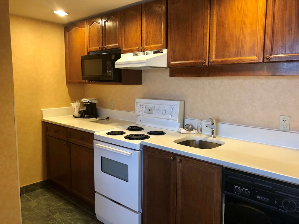 Suite, 1 Queen Bed, Non Smoking, Jetted Tub (Living Room;with Sofabed) - Photo 4