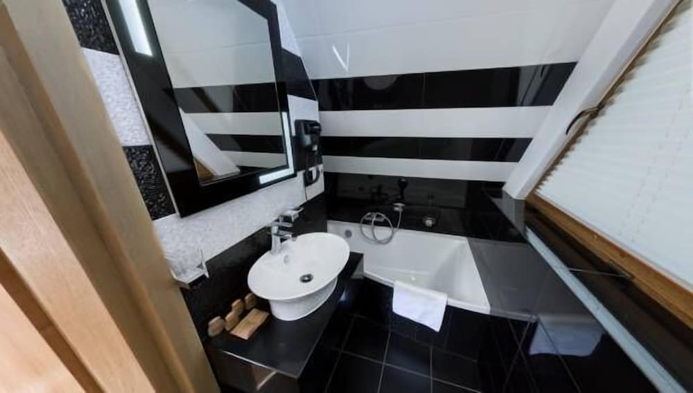 Economy Double Room, Bathtub photo 2
