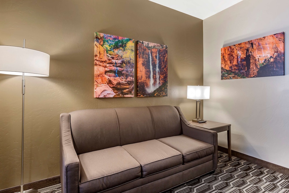 Suite, 2 Queen Beds, Non Smoking, Refrigerator & Microwave (with Sofabed) photo 2