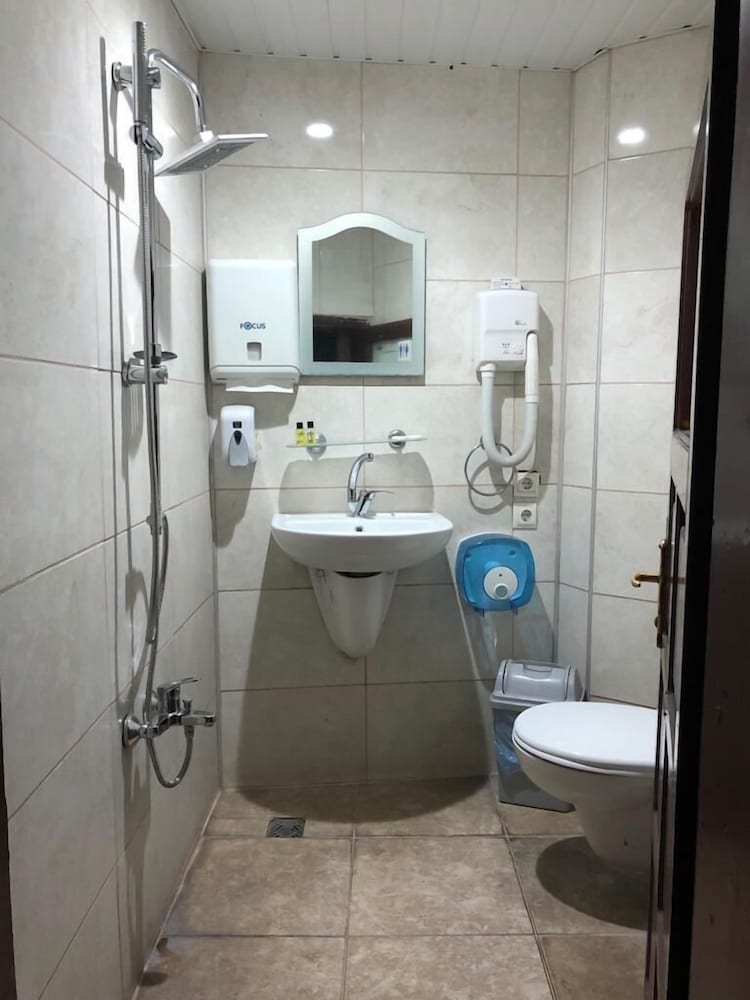 Triple Room Shared Bathroom (Ortak Banyo-Wc) photo 2